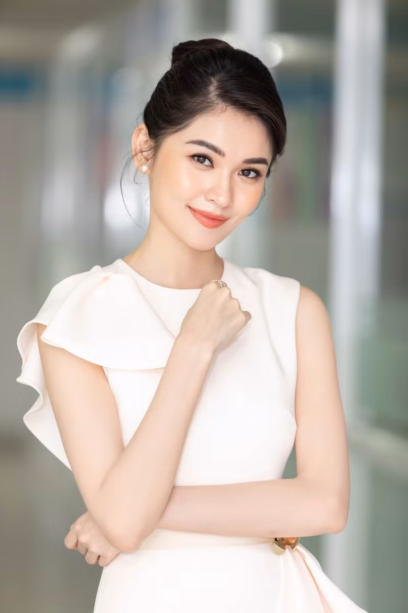 Á hậu Thùy Dung đẹp nền nã với váy trắng