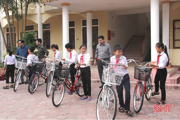 Hội đồng hương xứ Nghệ ở Hải Phòng và Báo Hà Tĩnh trao tặng xe đạp cho học sinh vùng thượng Kỳ Anh
