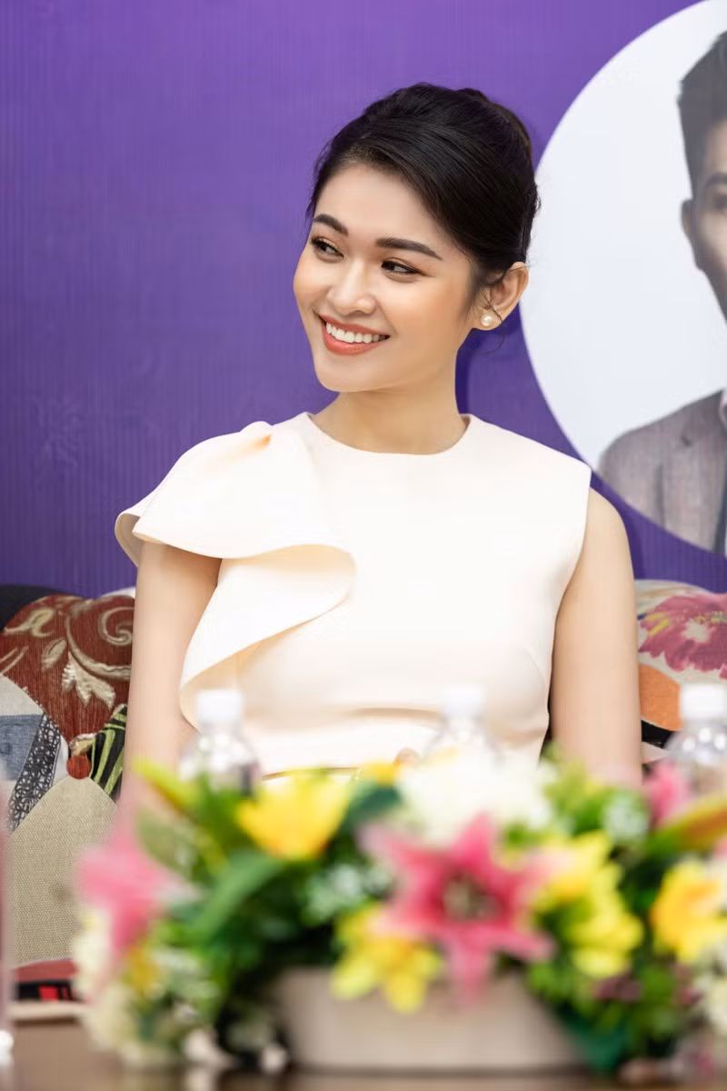 Á hậu Thùy Dung đẹp nền nã với váy trắng