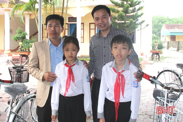 Hội đồng hương xứ Nghệ ở Hải Phòng và Báo Hà Tĩnh trao tặng xe đạp cho học sinh vùng thượng Kỳ Anh