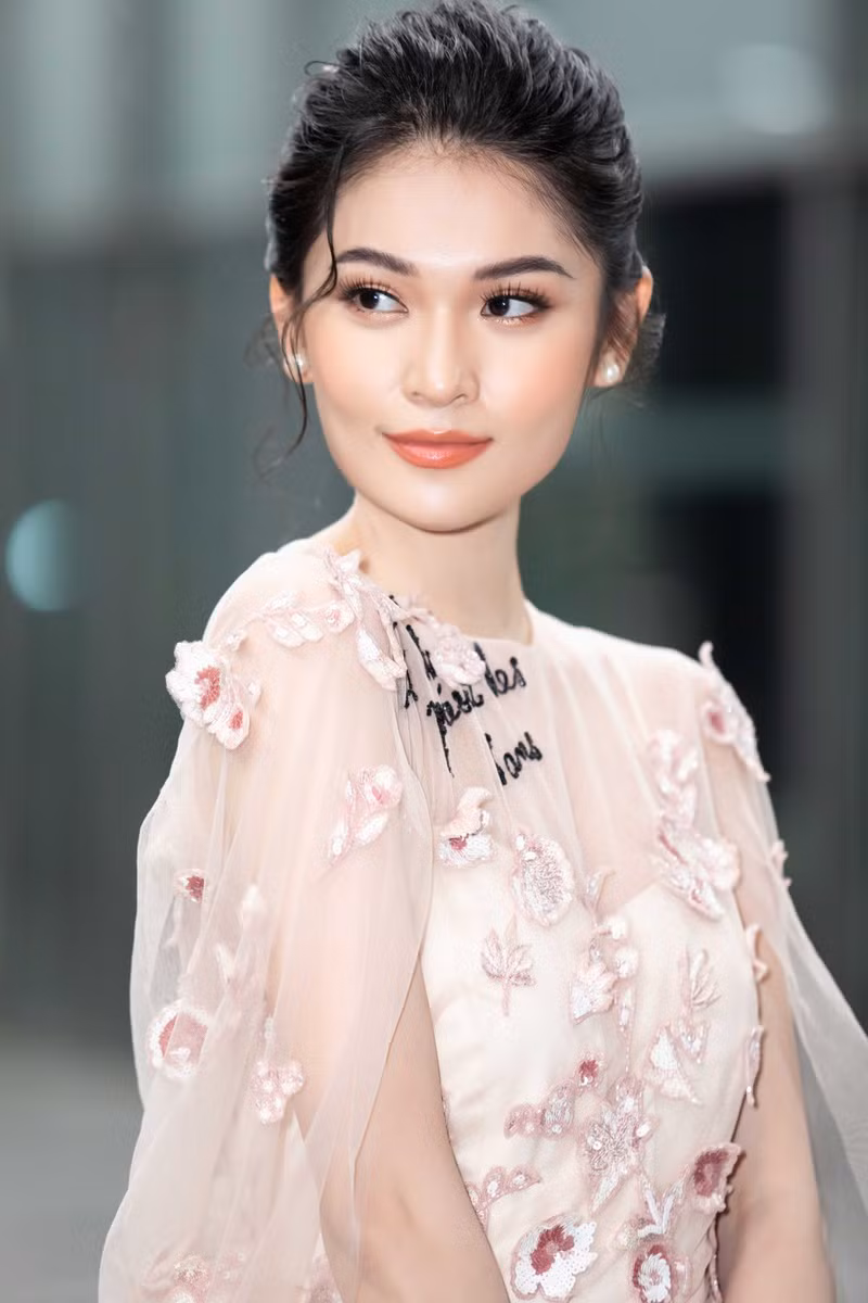 Á hậu Thùy Dung đẹp nền nã với váy trắng