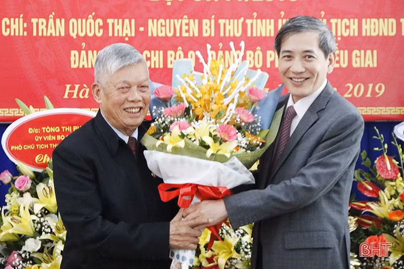 Nguyên Bí thư Tỉnh ủy Hà Tĩnh nhận Huy hiệu 70 năm tuổi Đảng