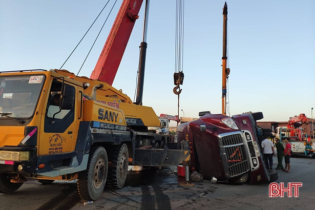 Container lật nghiêng trên “ngã tư tử thần” ở Hà Tĩnh, tài xế may mắn thoát nạn