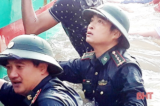 Biên phòng Hà Tĩnh ứng cứu thành công 3 thuyền viên gặp nạn trên biển