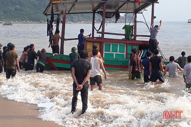 Biên phòng Hà Tĩnh ứng cứu thành công 3 thuyền viên gặp nạn trên biển