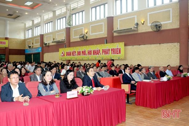 Học sinh, sinh viên Đại học Hà Tĩnh tri ân thầy cô trong ngày Nhà giáo Việt Nam