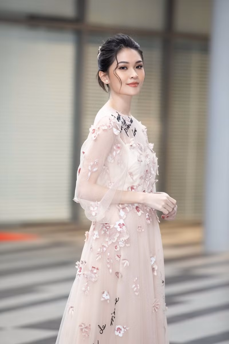 Á hậu Thùy Dung đẹp nền nã với váy trắng