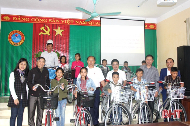 Hội đồng hương xứ Nghệ ở Hải Phòng và Báo Hà Tĩnh trao tặng xe đạp cho học sinh vùng thượng Kỳ Anh