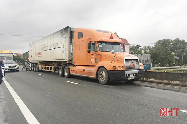 Xe 7 chỗ đâm vào đuôi container, người dân phá cửa đưa tài xế đi cấp cứu