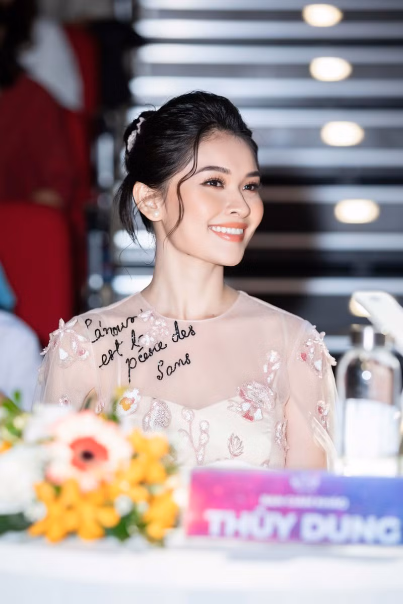 Á hậu Thùy Dung đẹp nền nã với váy trắng