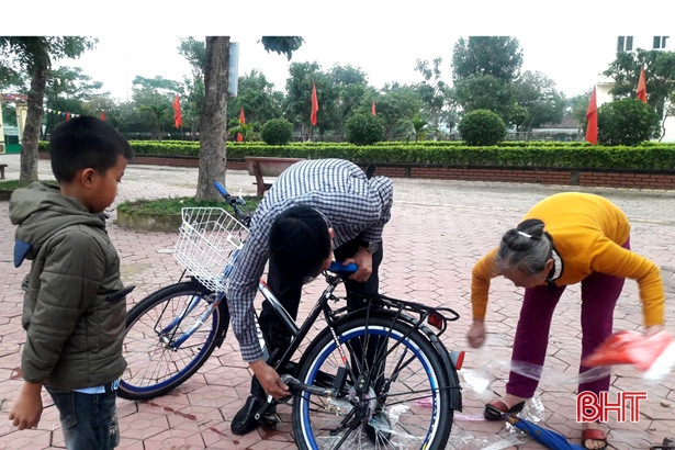 Hội đồng hương xứ Nghệ ở Hải Phòng và Báo Hà Tĩnh trao tặng xe đạp cho học sinh vùng thượng Kỳ Anh