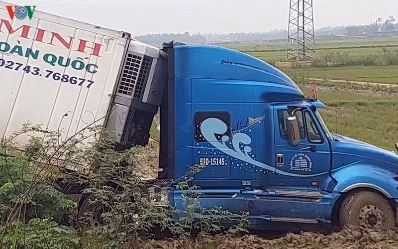 Xe container đâm xe khách chở 12 sư thầy và phật tử làm 2 người chết