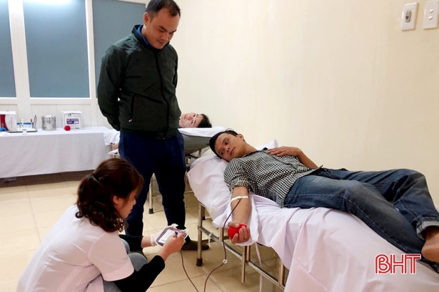 4 đoàn viên thanh niên Hà Tĩnh tham gia hiến máu cứu cụ ông