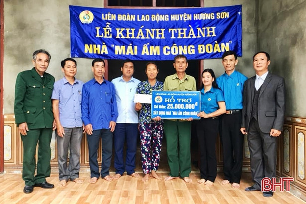 Bàn giao mái ấm công đoàn cho các đoàn viên công đoàn huyện Hương Sơn