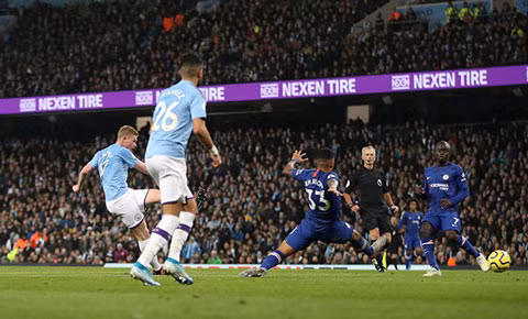 Bản lĩnh lên tiếng, Man City đưa Chelsea trở lại mặt đất
