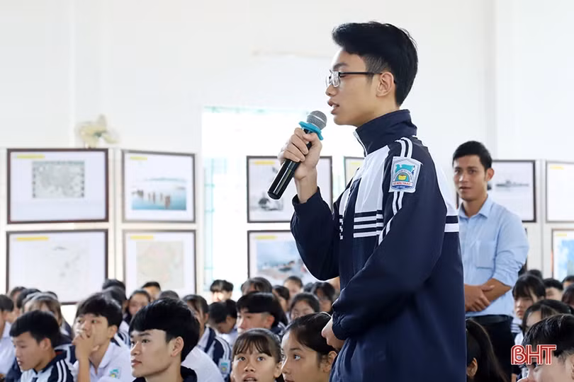 Học sinh Hương Sơn hào hứng với triển lãm “Hoàng Sa, Trường Sa của Việt Nam - những bằng chứng lịch sử và pháp lý”