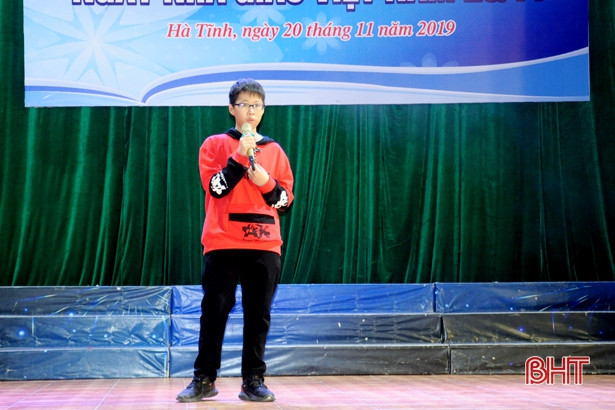 Học sinh, sinh viên Đại học Hà Tĩnh tri ân thầy cô trong ngày Nhà giáo Việt Nam