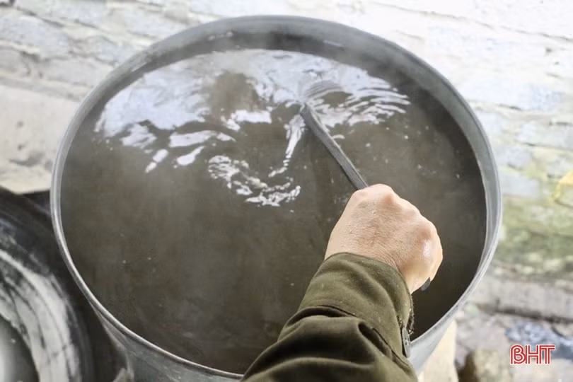 Độc đáo dùng trâu “kéo che ép mật” ở Hà Tĩnh