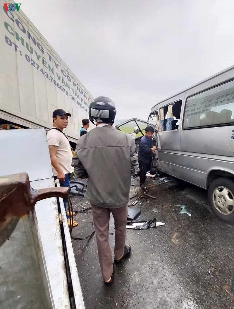 Xe container đâm xe khách chở 12 sư thầy và phật tử làm 2 người chết