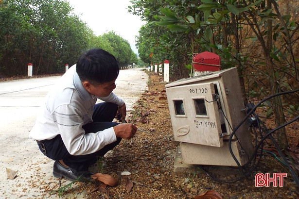 Nguy cơ mất an toàn khi công tơ điện mắc vào tường rào, cọc tiêu ở Can Lộc