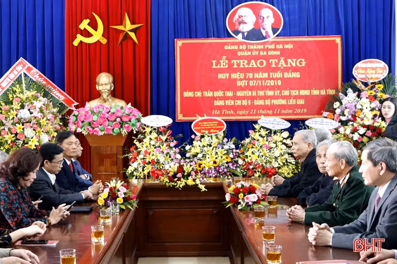 Nguyên Bí thư Tỉnh ủy Hà Tĩnh nhận Huy hiệu 70 năm tuổi Đảng