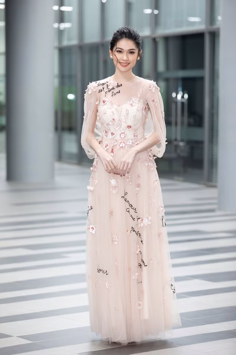 Á hậu Thùy Dung đẹp nền nã với váy trắng