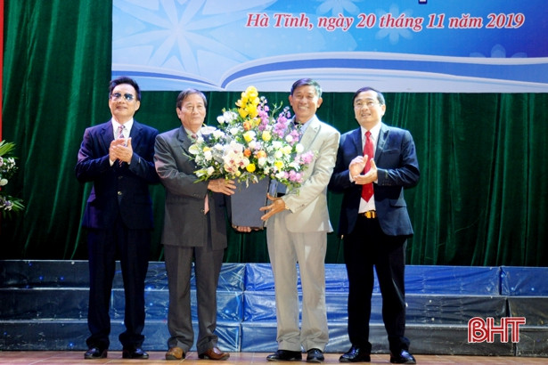 Học sinh, sinh viên Đại học Hà Tĩnh tri ân thầy cô trong ngày Nhà giáo Việt Nam