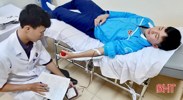 4 đoàn viên thanh niên Hà Tĩnh tham gia hiến máu cứu cụ ông