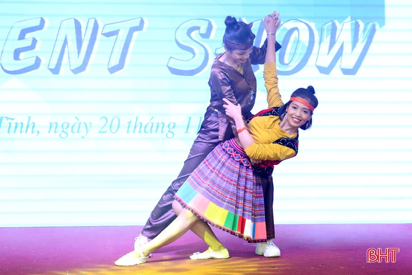 Sôi động cùng “Talent show” mừng ngày 20/11 của Trường Albert Einstein