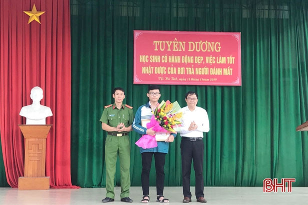 Tuyên dương học sinh trả lại hơn 6,5 triệu đồng cho người đánh rơi