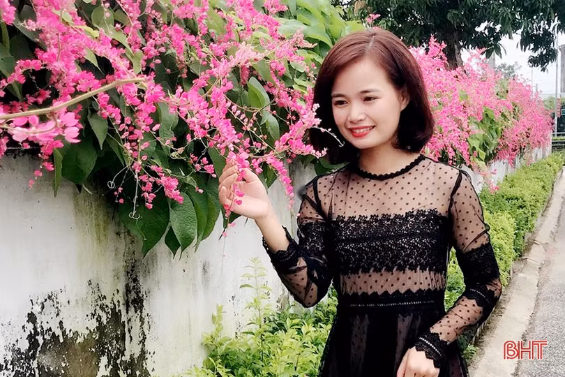 Đẹp ngỡ ngàng những bức tường hoa tigôn trên đường làng Hà Tĩnh