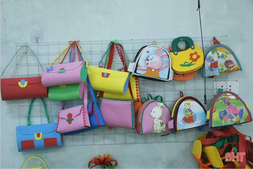 “Ngộ nghĩnh” những món đồ chơi cho bé dưới bàn tay của cô giáo mầm non Hà Tĩnh