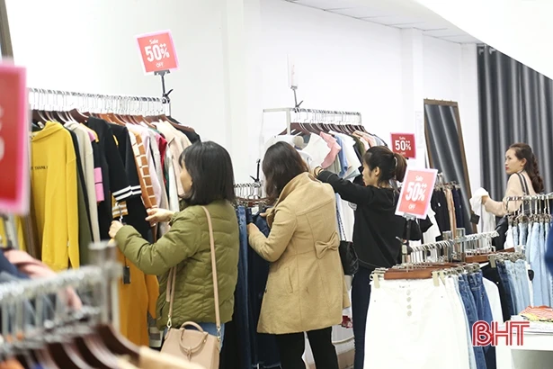  Nhộn nhịp săn “sale” dịp “Black Friday” tại TP Hà Tĩnh