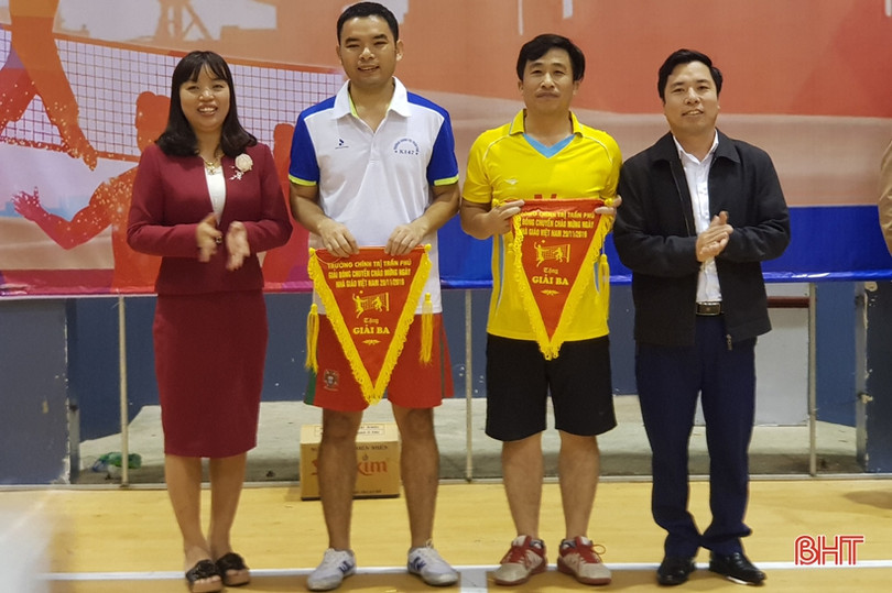 Hấp dẫn Giải Bóng chuyền mừng ngày 20/11 ở Trường Chính trị Trần Phú