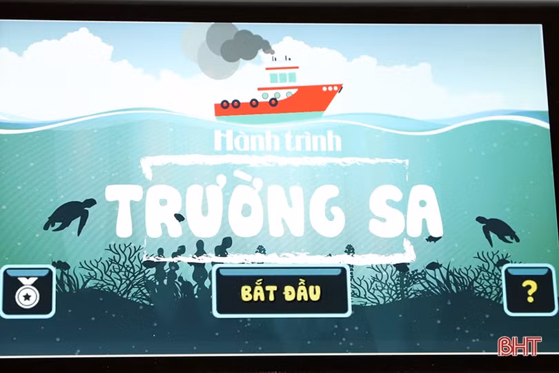 Học sinh Hương Sơn hào hứng với triển lãm “Hoàng Sa, Trường Sa của Việt Nam - những bằng chứng lịch sử và pháp lý”