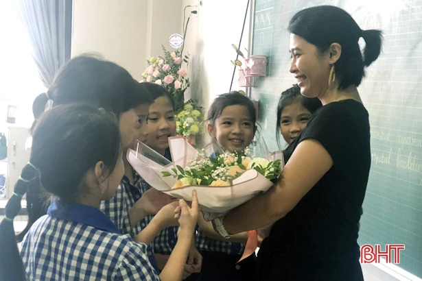 Giáo viên nước ngoài cảm động trước tấm lòng ngày 20/11 của học sinh Hà Tĩnh