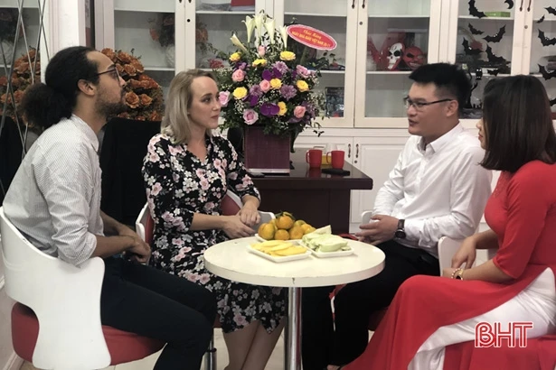 Giáo viên nước ngoài cảm động trước tấm lòng ngày 20/11 của học sinh Hà Tĩnh