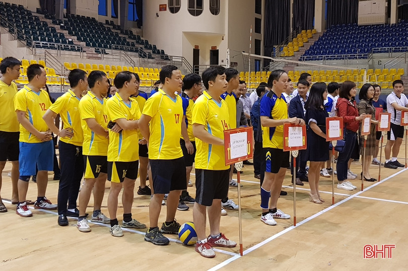 Hấp dẫn Giải Bóng chuyền mừng ngày 20/11 ở Trường Chính trị Trần Phú