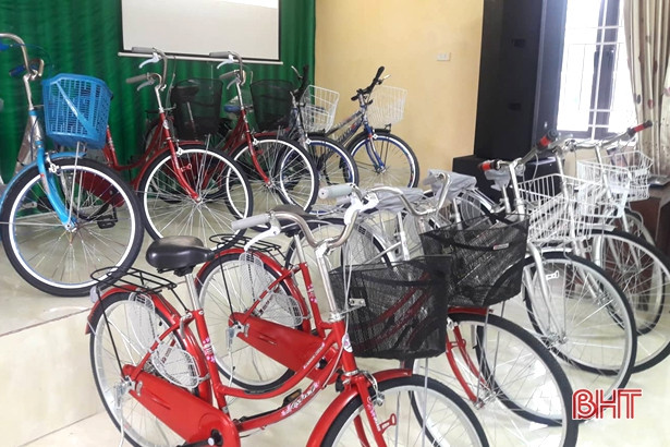 Hội đồng hương xứ Nghệ ở Hải Phòng và Báo Hà Tĩnh trao tặng xe đạp cho học sinh vùng thượng Kỳ Anh