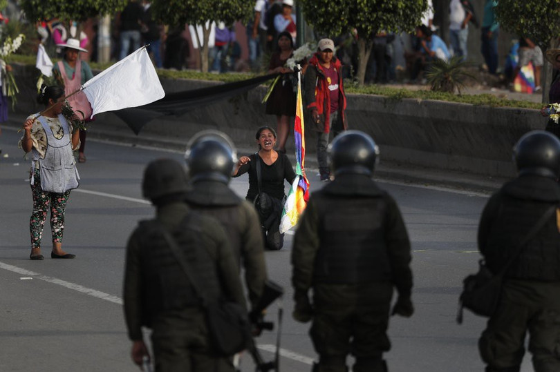 Mâu thuẫn sắc tộc bùng lên ở Bolivia sau khi ông Morales rời đi