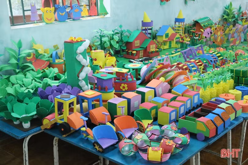 “Ngộ nghĩnh” những món đồ chơi cho bé dưới bàn tay của cô giáo mầm non Hà Tĩnh