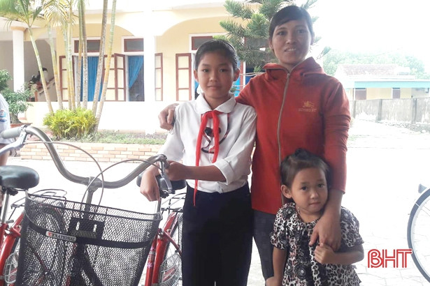 Hội đồng hương xứ Nghệ ở Hải Phòng và Báo Hà Tĩnh trao tặng xe đạp cho học sinh vùng thượng Kỳ Anh