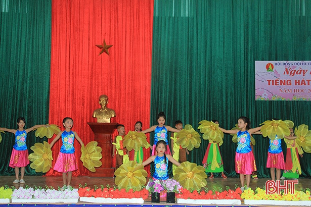 Học sinh Nghi Xuân hát dân ca tri ân thầy cô