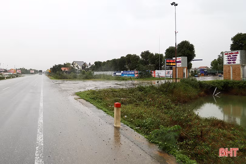 Thiếu đường gom trên QL 1A tuyến tránh TP Hà Tĩnh, nhiều doanh nghiệp “bất đắc dĩ” đấu nối trái phép!