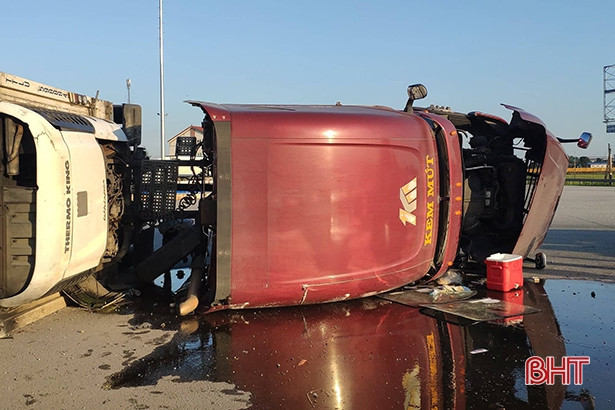 Container lật nghiêng trên “ngã tư tử thần” ở Hà Tĩnh, tài xế may mắn thoát nạn