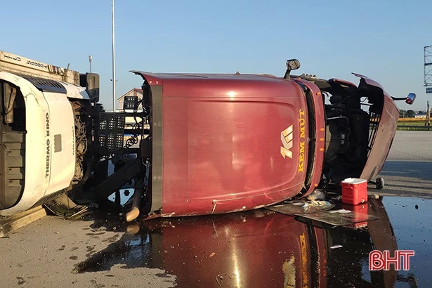 Container lật nghiêng trên “ngã tư tử thần” ở Hà Tĩnh, tài xế may mắn thoát nạn