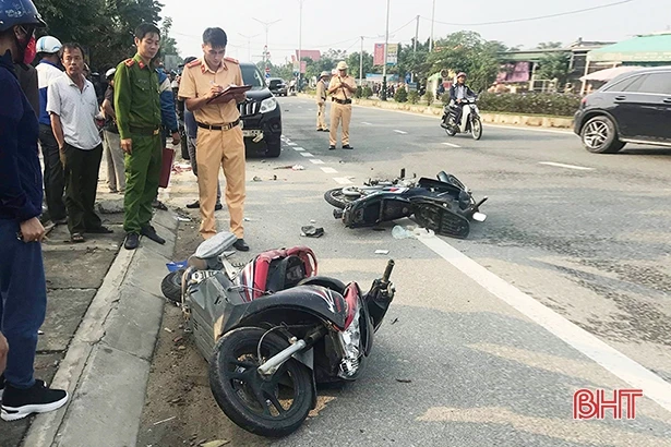 Xế hộp gây tai nạn trên Quốc lộ 1A