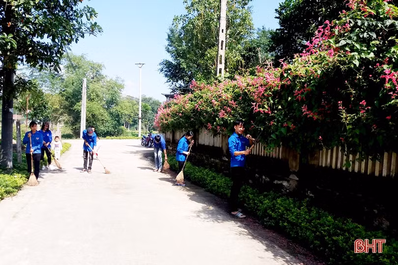 Đẹp ngỡ ngàng những bức tường hoa tigôn trên đường làng Hà Tĩnh