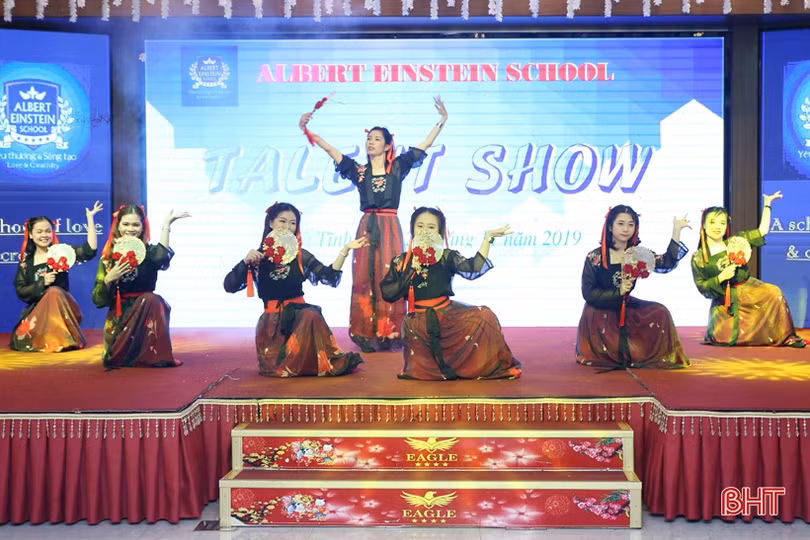 Sôi động cùng “Talent show” mừng ngày 20/11 của Trường Albert Einstein
