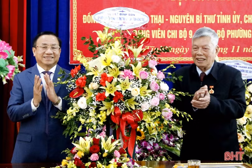 Nguyên Bí thư Tỉnh ủy Hà Tĩnh nhận Huy hiệu 70 năm tuổi Đảng